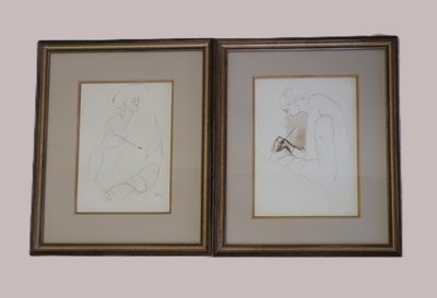 deux dessins encadrés représentant un homme et une femme assis sur un canapé