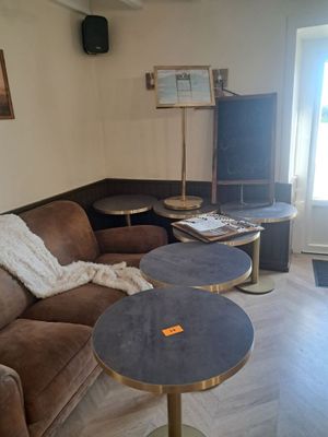 un canapé et une table dans un salon