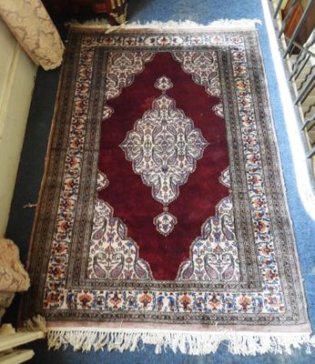 tapis sur le sol dans une pièce avec une chaise et une table