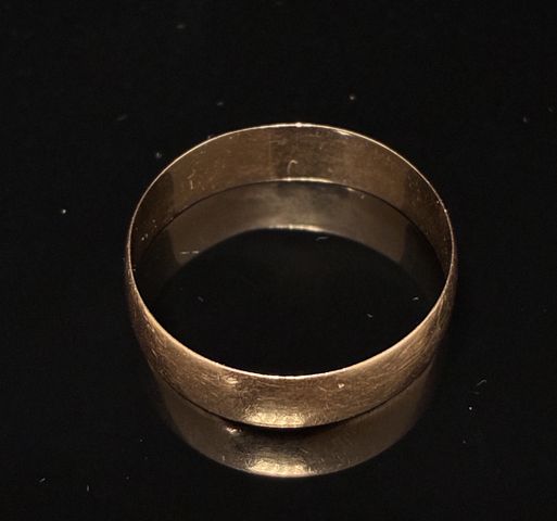 Alliance en or 18 carats 750 millièmes. En règle. Poids brut : 2,...