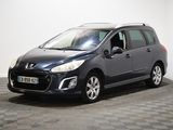 la voiture grise est garée sur le sol à carreaux d'une pièce