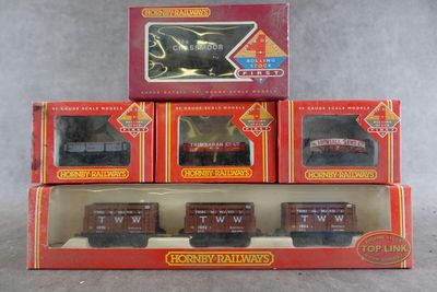 trois boîtes de petits trains sont empilées les unes sur les autres