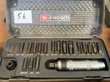 une mallette contenant des outils, posée sur une table