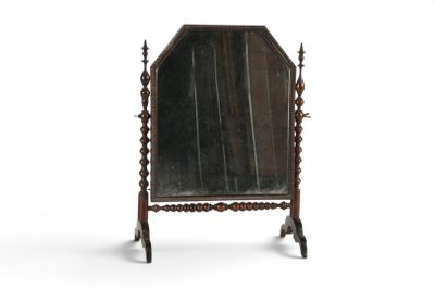 un miroir posé sur un support, sur une surface blanche
