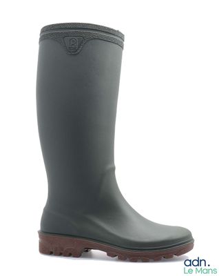 un gros plan d'une paire de bottes de pluie sur fond blanc
