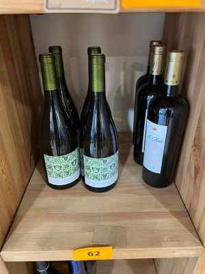 plusieurs bouteilles de vin se trouvent sur une étagère dans un magasin