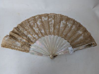 un ventilateur posé sur une table blanche