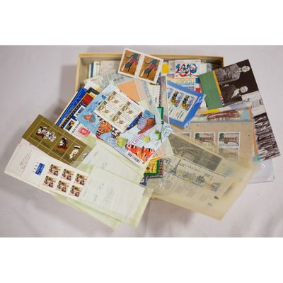 de nombreux types de timbres différents dans une boîte en bois