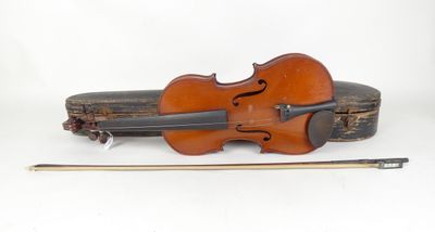 un violon posé à côté d'un étui à violon