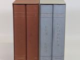 deux livres sont posés l'un sur l'autre sur une surface blanche