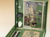 une boîte verte sur laquelle figure l'image d'une femme