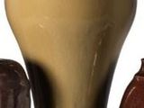 trois vases posés l'un à côté de l'autre sur une surface blanche