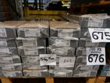 de nombreuses piles de cartons sur une palette dans un entrepôt