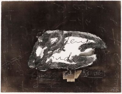 un dessin en noir et blanc représentant une feuille de papier sur laquelle figurent des inscriptions