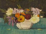 une peinture de fleurs dans un vase blanc sur une table