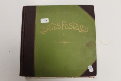 un vieux livre posé sur une table, avec une étiquette dessus