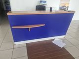 un comptoir bleu avec une étagère en bois au milieu