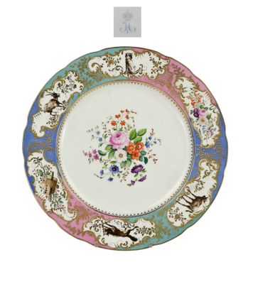 une assiette ornée d'un motif floral sur fond blanc