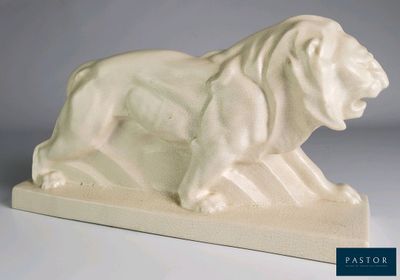 statue d'un lion blanc posée sur un socle blanc, sur un fond gris