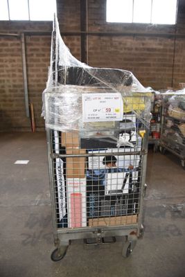 un chariot rempli de cartons dans un entrepôt, recouvert d'un filet