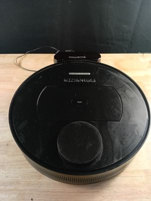 un gros plan d'une table sur laquelle est posée une télécommande