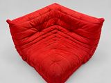 un fauteuil futon rouge sur fond blanc