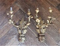 PAIRE D'APPLIQUES à deux bras de lumière en bronze à décor d…