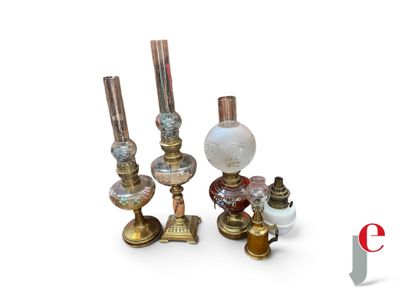 de nombreux types de bougies sur un fond blanc