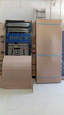 de nombreux cartons empilés les uns sur les autres par terre dans une pièce
