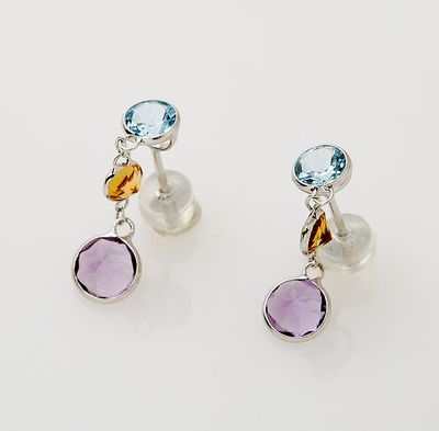 Paire de pendants d'oreilles en or blanc 750°/.