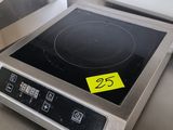 une cuisinière sur laquelle est collé un autocollant jaune, dans une cuisine