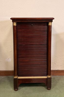 une armoire en bois surmontée de volets