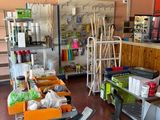 une grande pièce remplie d'objets