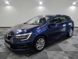 une voiture bleue garée dans un garage au sol en damier