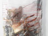 un sac contenant des articles divers, dans un sac en plastique