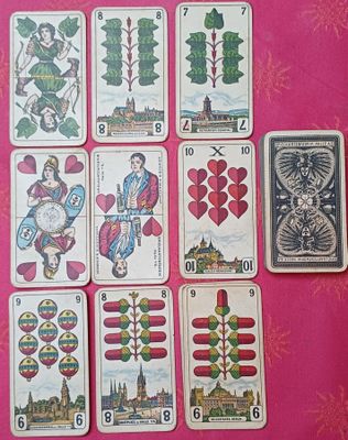 beaucoup de cartes à jouer posées sur une table rose