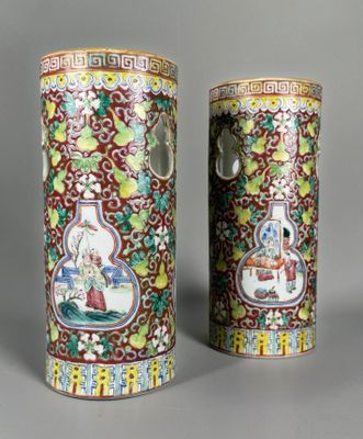 paire de vases chinois à cloisonnés représentant des personnages et des fleurs