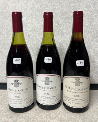 trois bouteilles de vin posées les unes à côté des autres sur un plan de travail