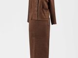 un tailleur-jupe marron pour femme et une veste, présentés sur un mannequin
