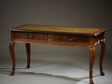 une vieille table en bois surmontée de deux tiroirs