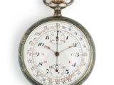 une montre de poche en argent sur fond blanc