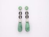 une paire de boucles d'oreilles en jade et diamants
