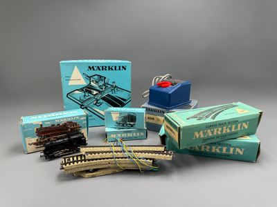 une photo représentant une collection de rails et de boîtes de trains miniatures