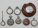 de nombreux modèles différents de montres de poche exposés sur la table
