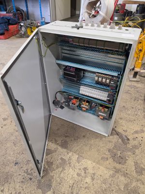 une armoire métallique contenant tout un tas de câbles