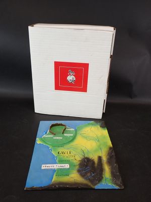 un livre ouvert sur lequel figure l'image d'une carte