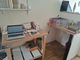 un ordinateur portable posé sur un bureau en bois dans une pièce