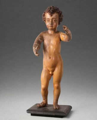 une image représentant une petite statue d'enfant posée sur un socle noir