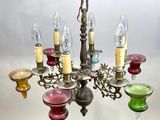 un lustre avec beaucoup de bougies