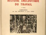 un vieux livre sur lequel figure la photo d'un groupe de personnes dans une pièce